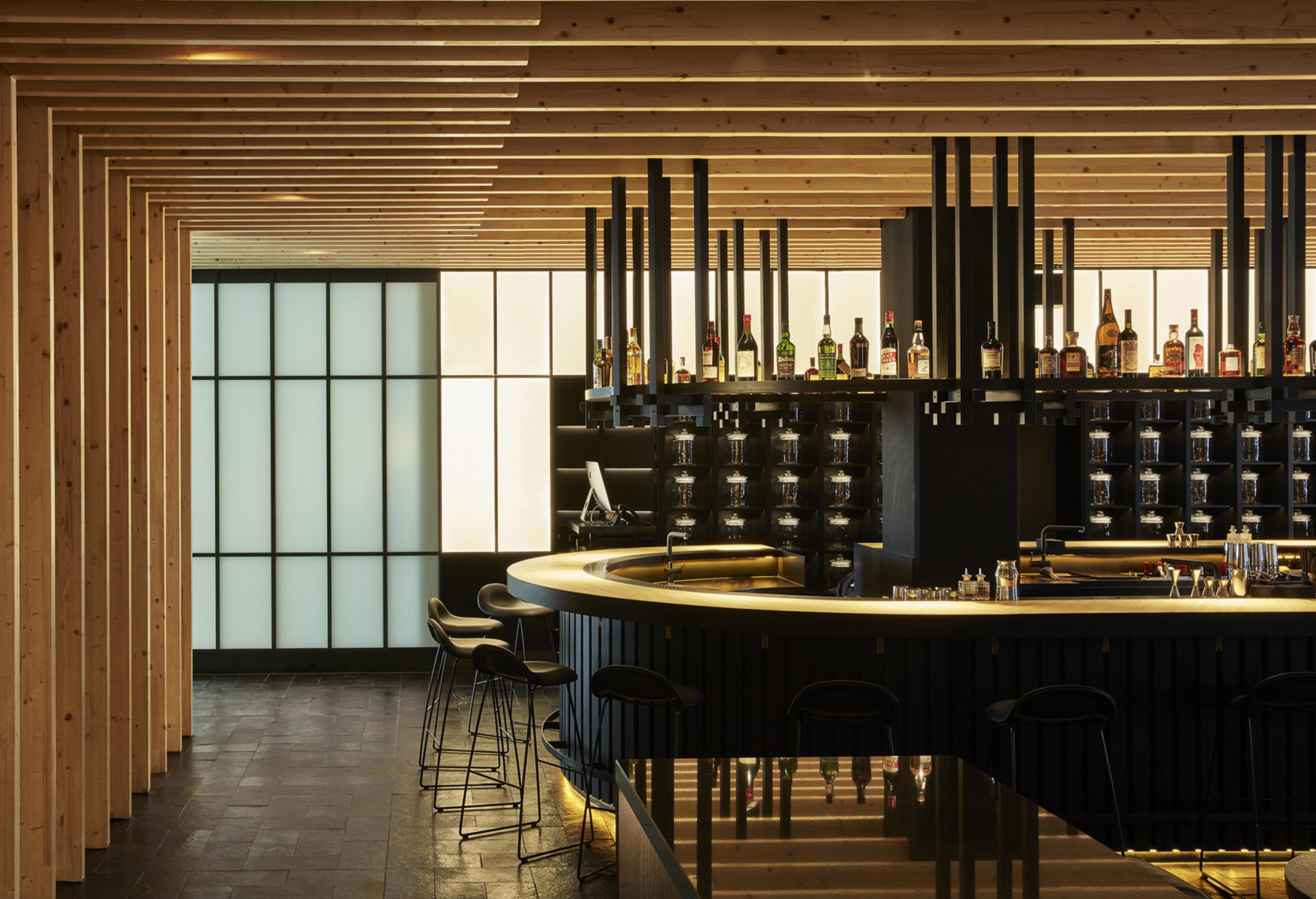 Roomers Munich, Autograph Collection Bagian luar foto The bar at the restaurant