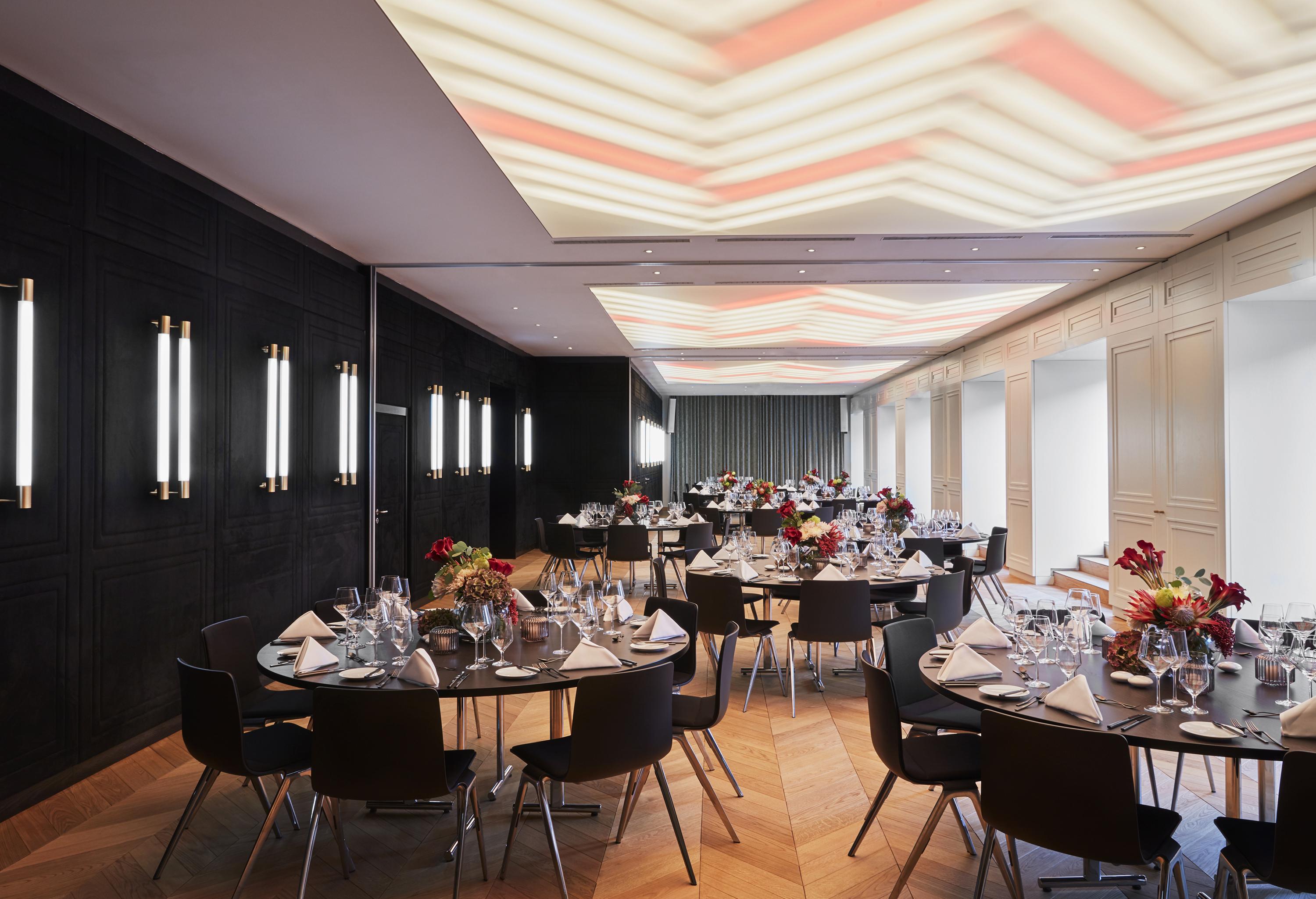 Roomers Munich, Autograph Collection Bagian luar foto The Long Room