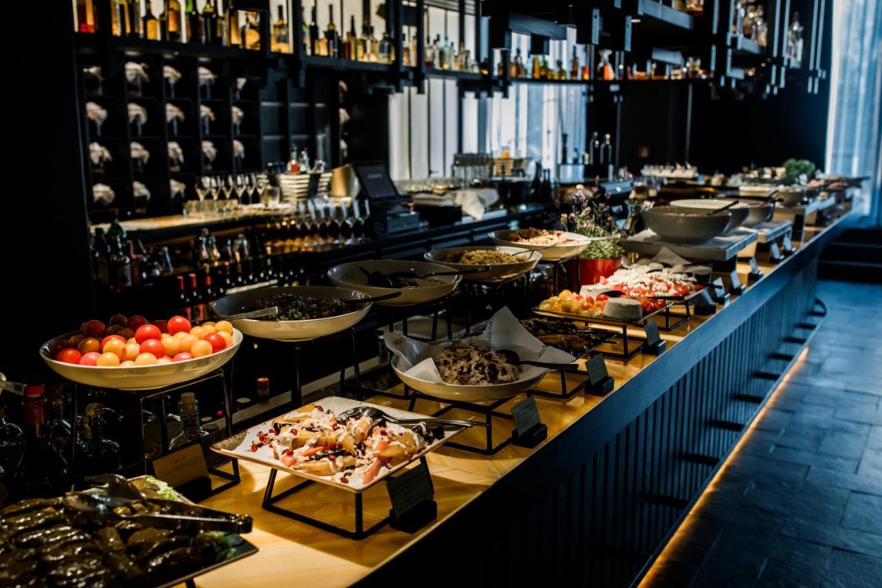 Roomers Munich, Autograph Collection Bagian luar foto The bar at the restaurant