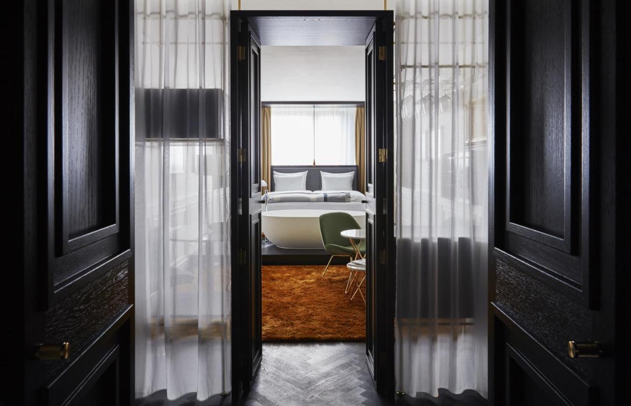 Roomers Munich, Autograph Collection Bagian luar foto A suite at the hotel