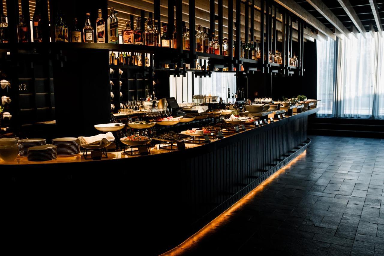 Roomers Munich, Autograph Collection Bagian luar foto The bar at the restaurant