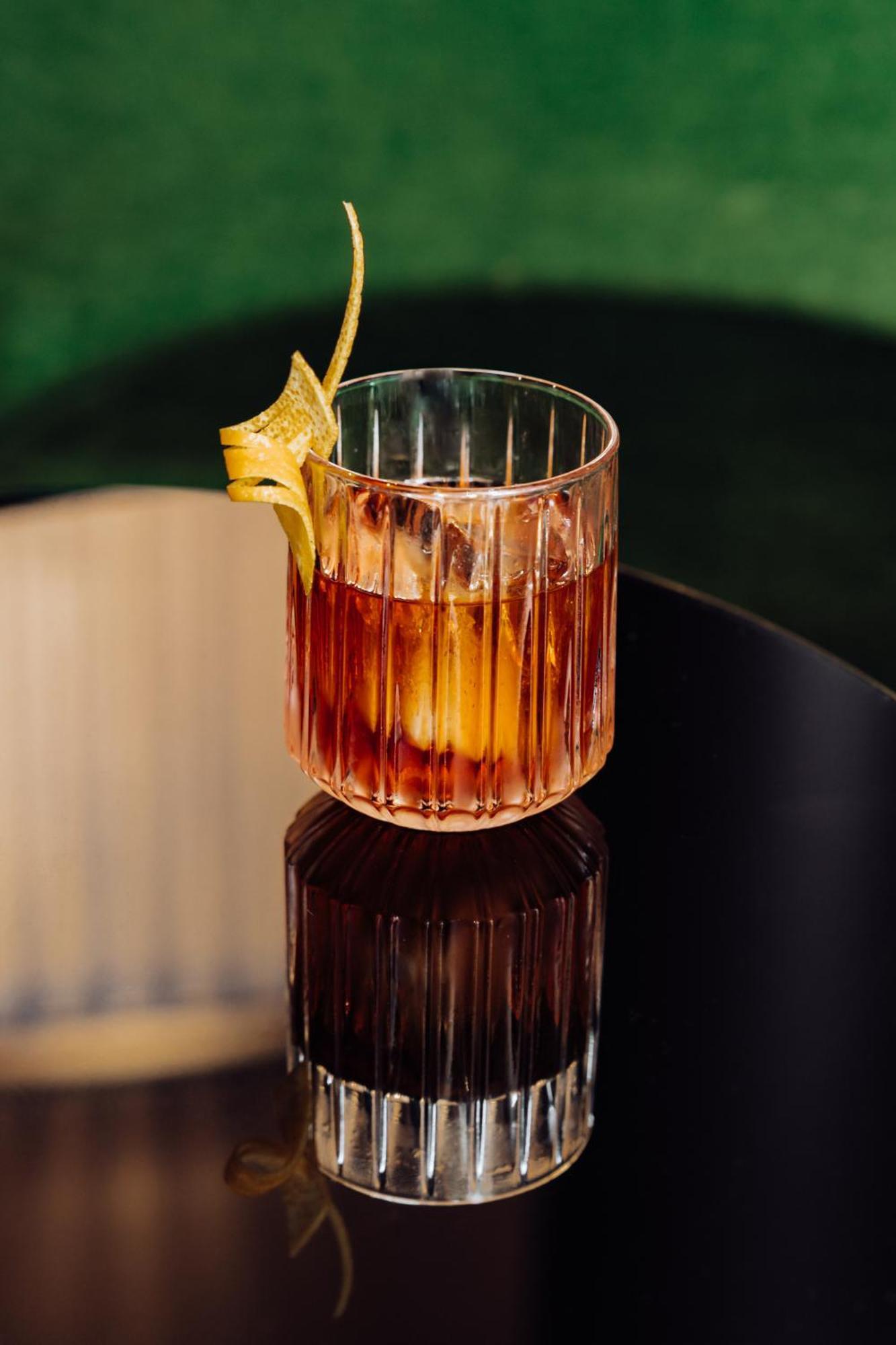Roomers Munich, Autograph Collection Bagian luar foto A Manhattan cocktail