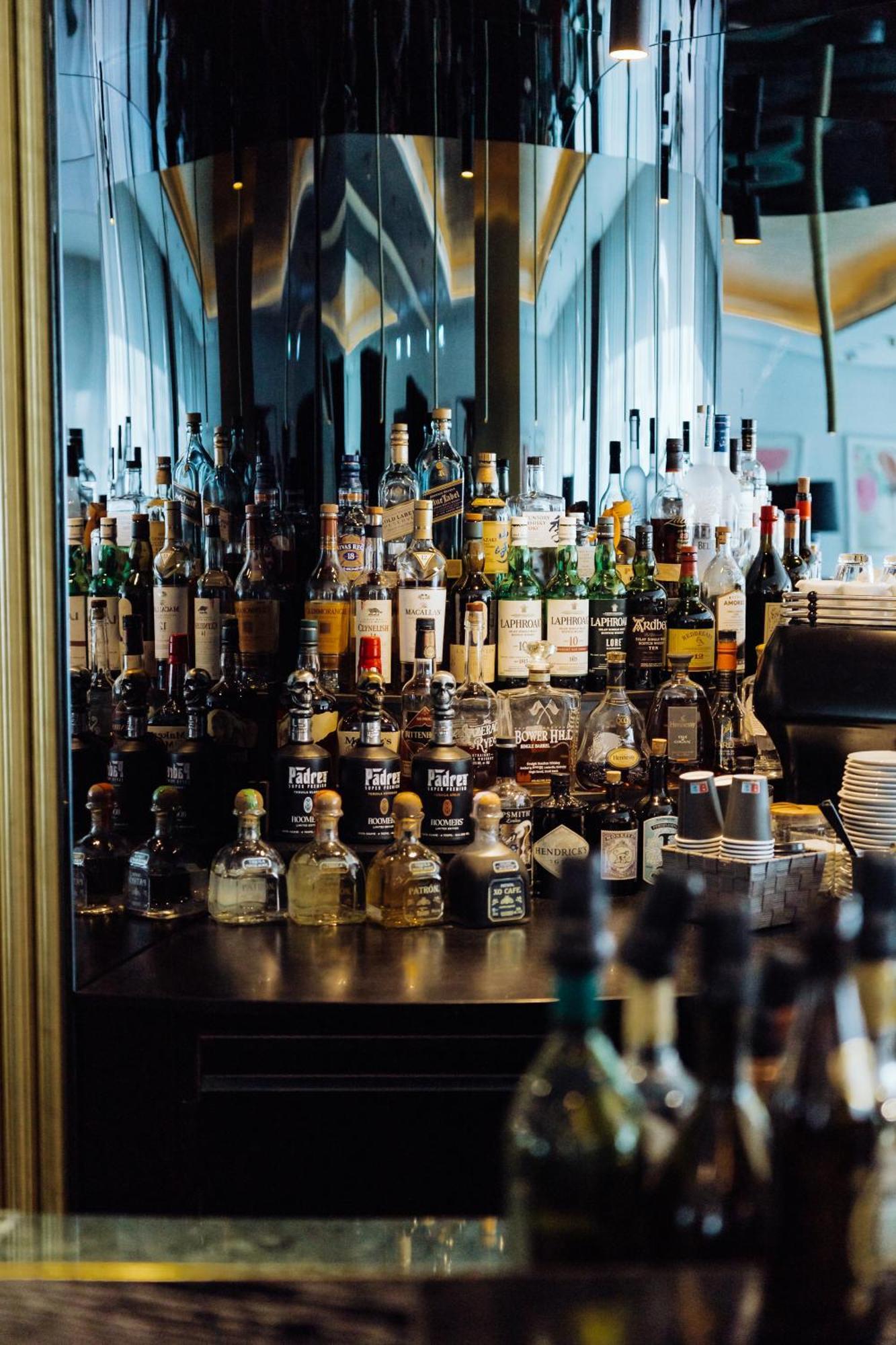 Roomers Munich, Autograph Collection Bagian luar foto A selection of liqueurs