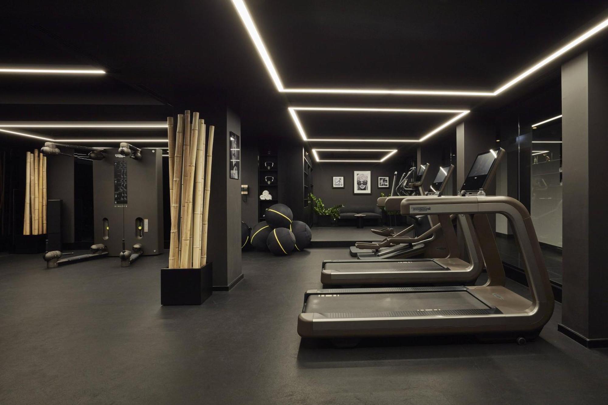 Roomers Munich, Autograph Collection Bagian luar foto The gym at The Standard East Village
