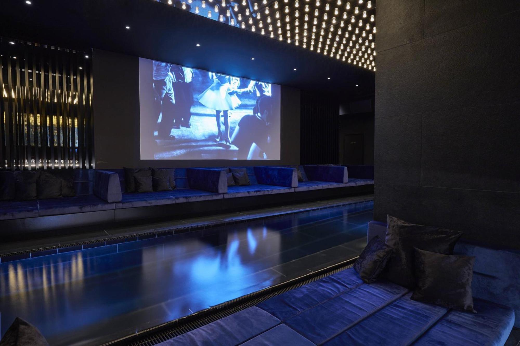 Roomers Munich, Autograph Collection Bagian luar foto The interior of the nightclub