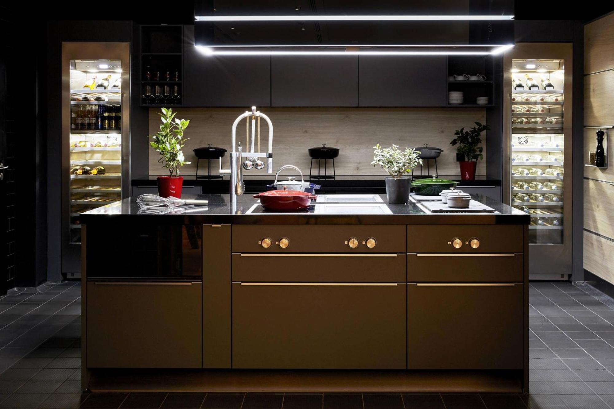 Roomers Munich, Autograph Collection Bagian luar foto A kitchen with a built-in refrigerator