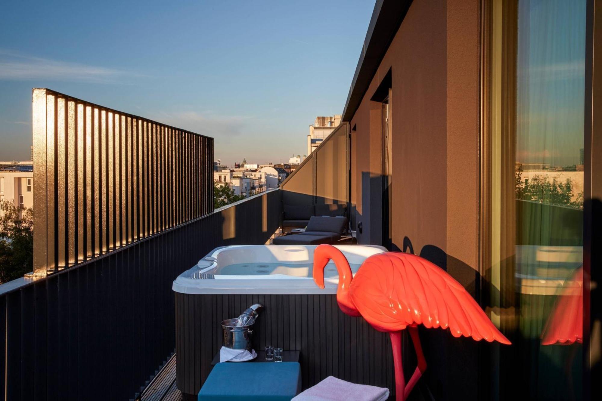 Roomers Munich, Autograph Collection Bagian luar foto A rooftop hot tub
