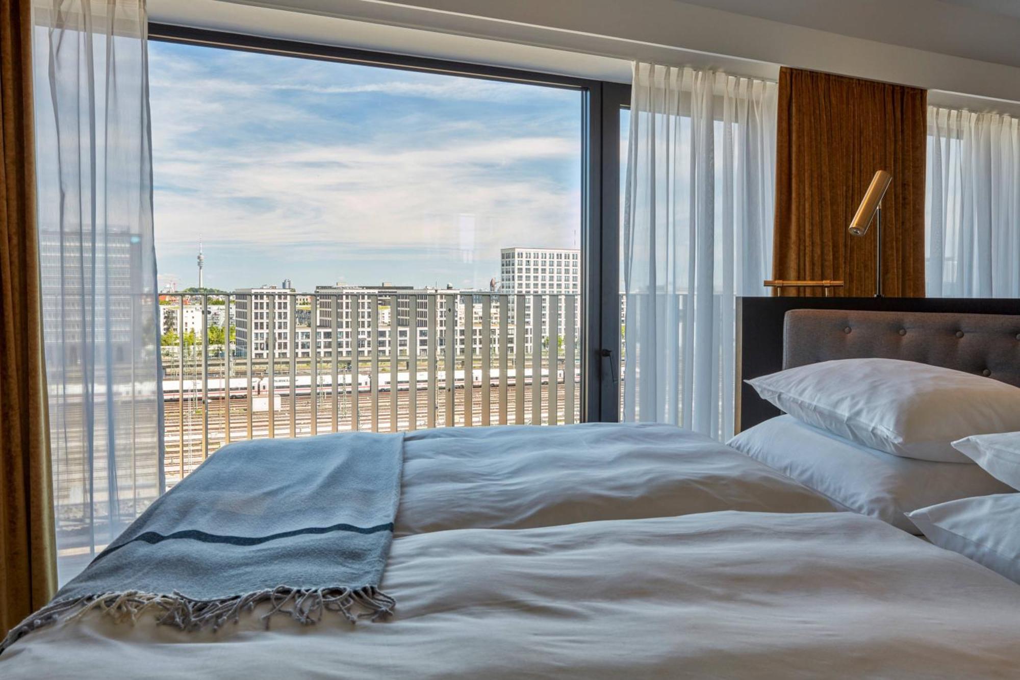 Roomers Munich, Autograph Collection Bagian luar foto A bedroom at the hotel