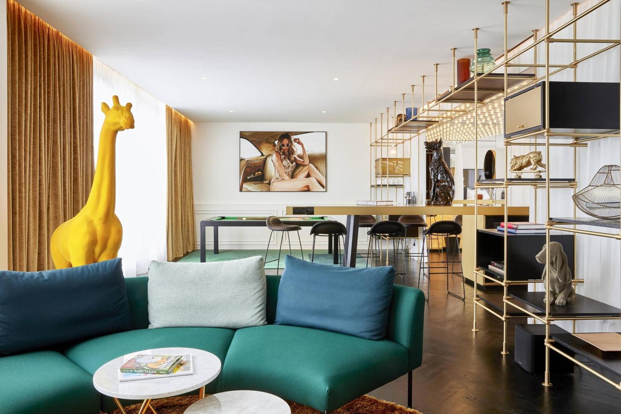 Roomers Munich, Autograph Collection Bagian luar foto The interior of a suite at the Standard London