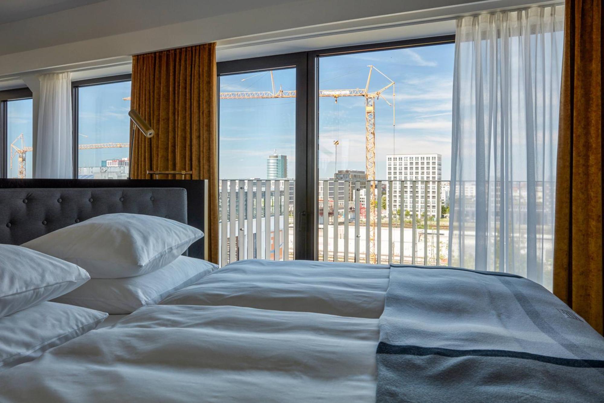 Roomers Munich, Autograph Collection Bagian luar foto A room at the hotel