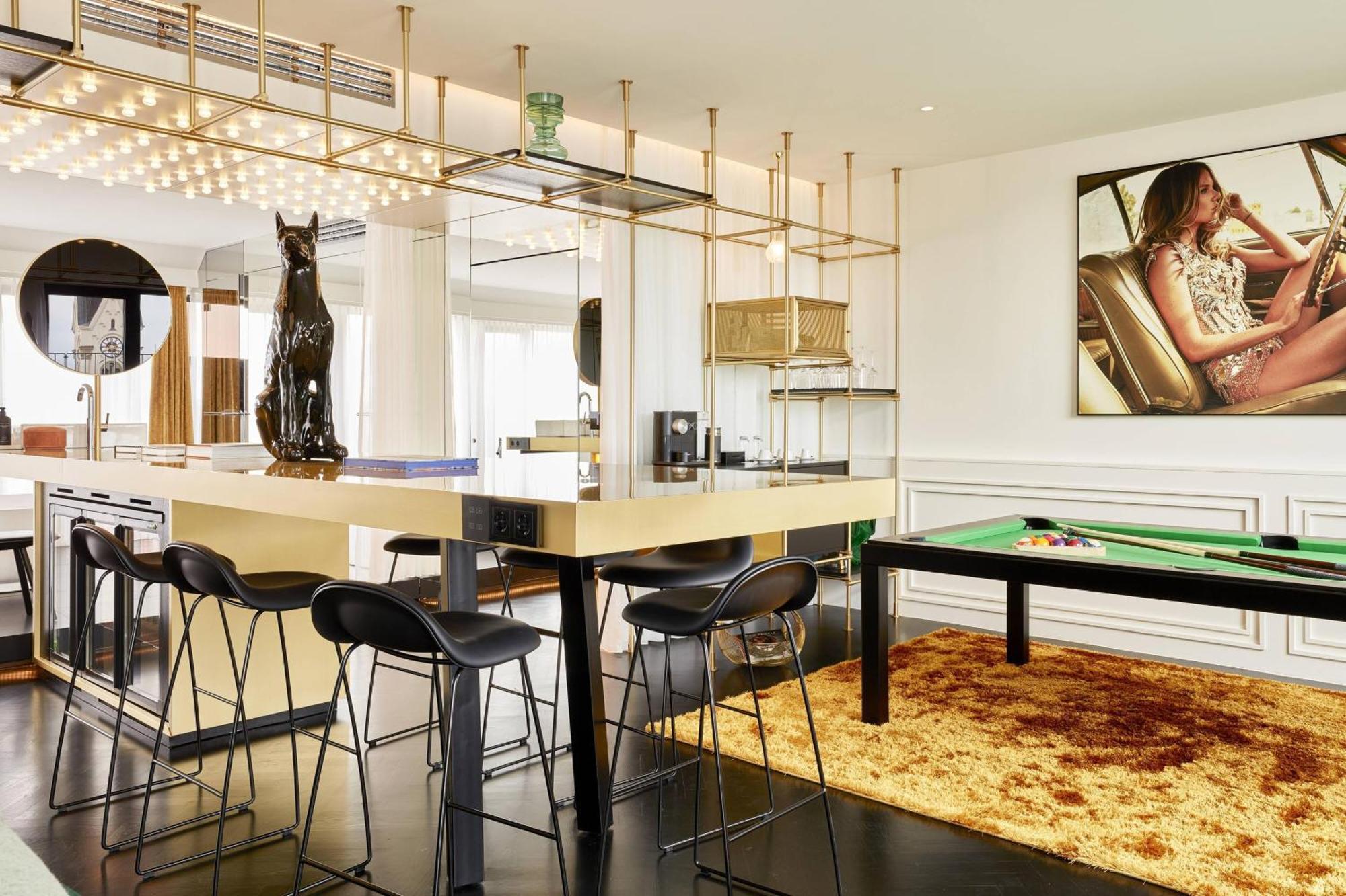 Roomers Munich, Autograph Collection Bagian luar foto The bar at the 1001 nights lounge