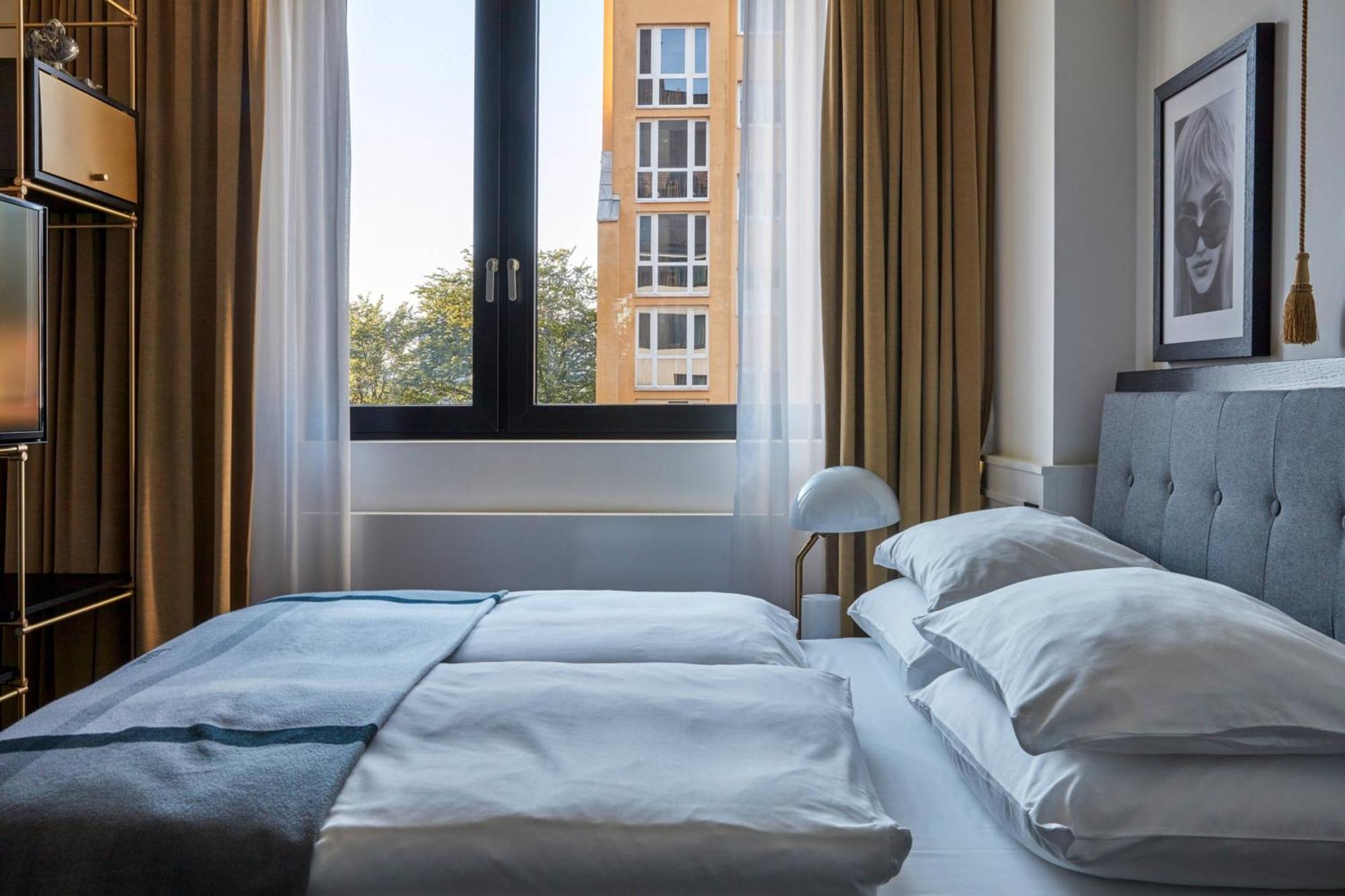 Roomers Munich, Autograph Collection Bagian luar foto A bedroom at the hotel