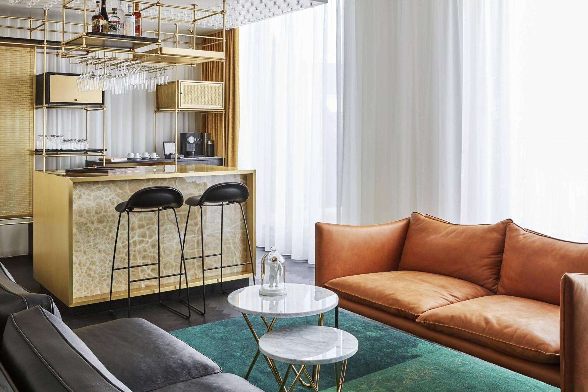 Roomers Munich, Autograph Collection Bagian luar foto The living room of a penthouse at The Standard East Village