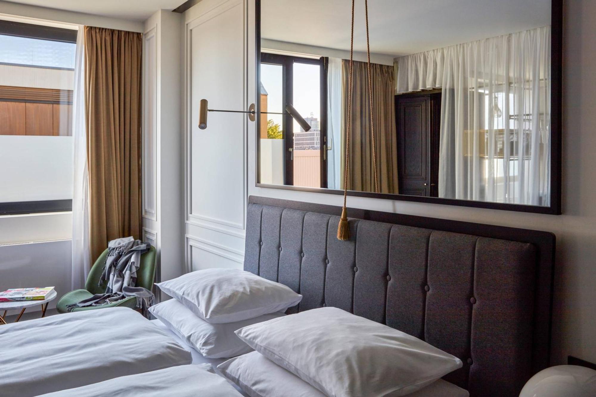 Roomers Munich, Autograph Collection Bagian luar foto A room at the Hotel