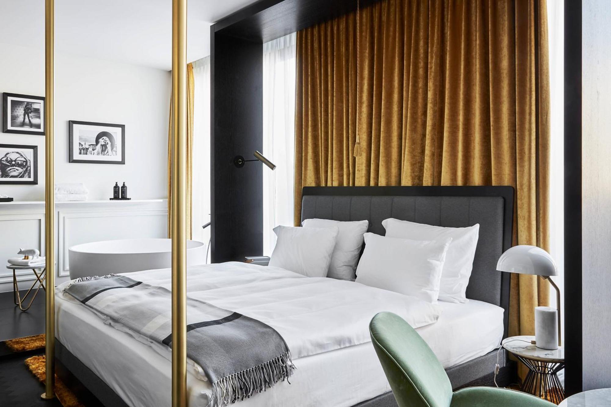Roomers Munich, Autograph Collection Bagian luar foto A room at the Hotel Axelmannstein
