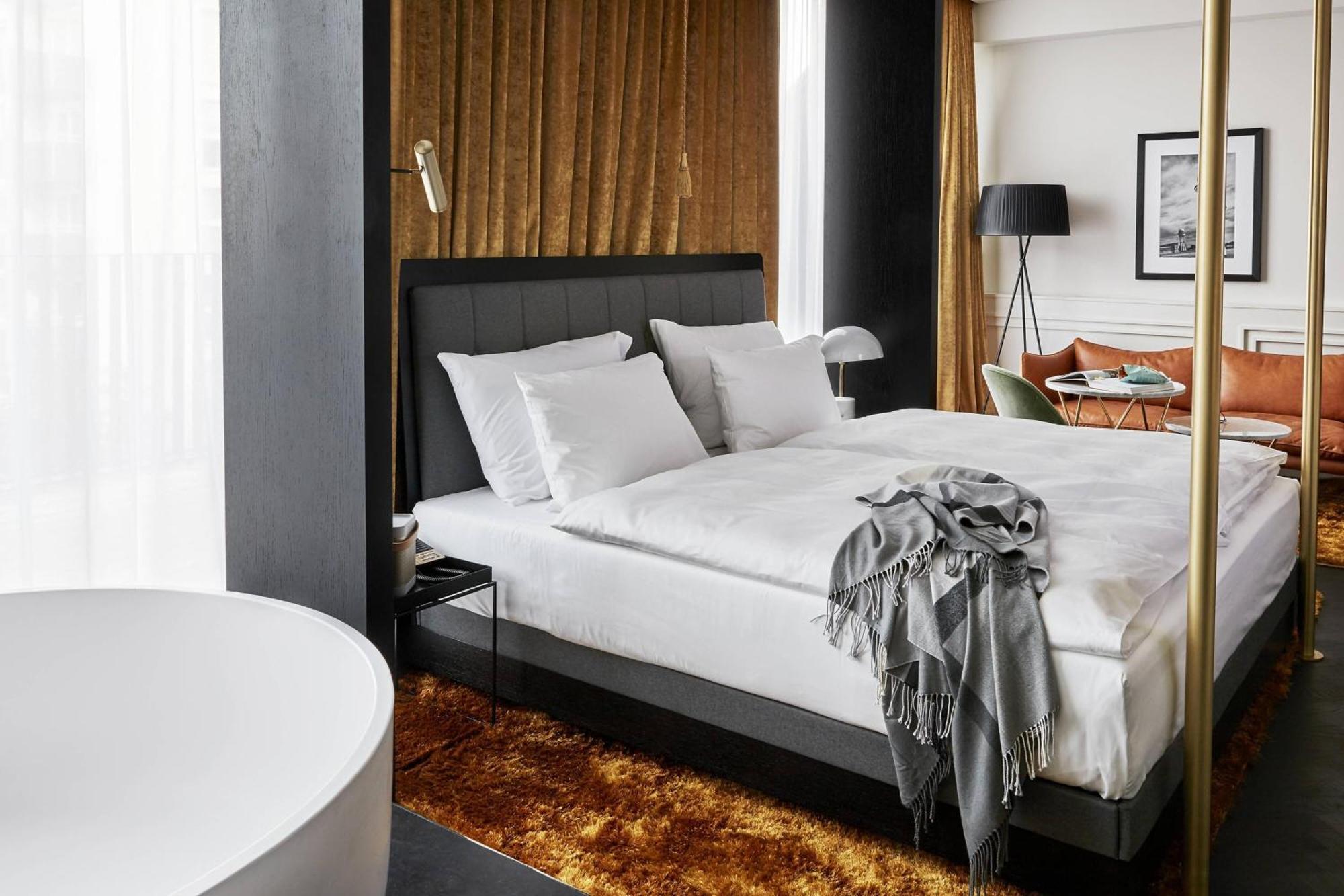 Roomers Munich, Autograph Collection Bagian luar foto A bedroom at the Hotel