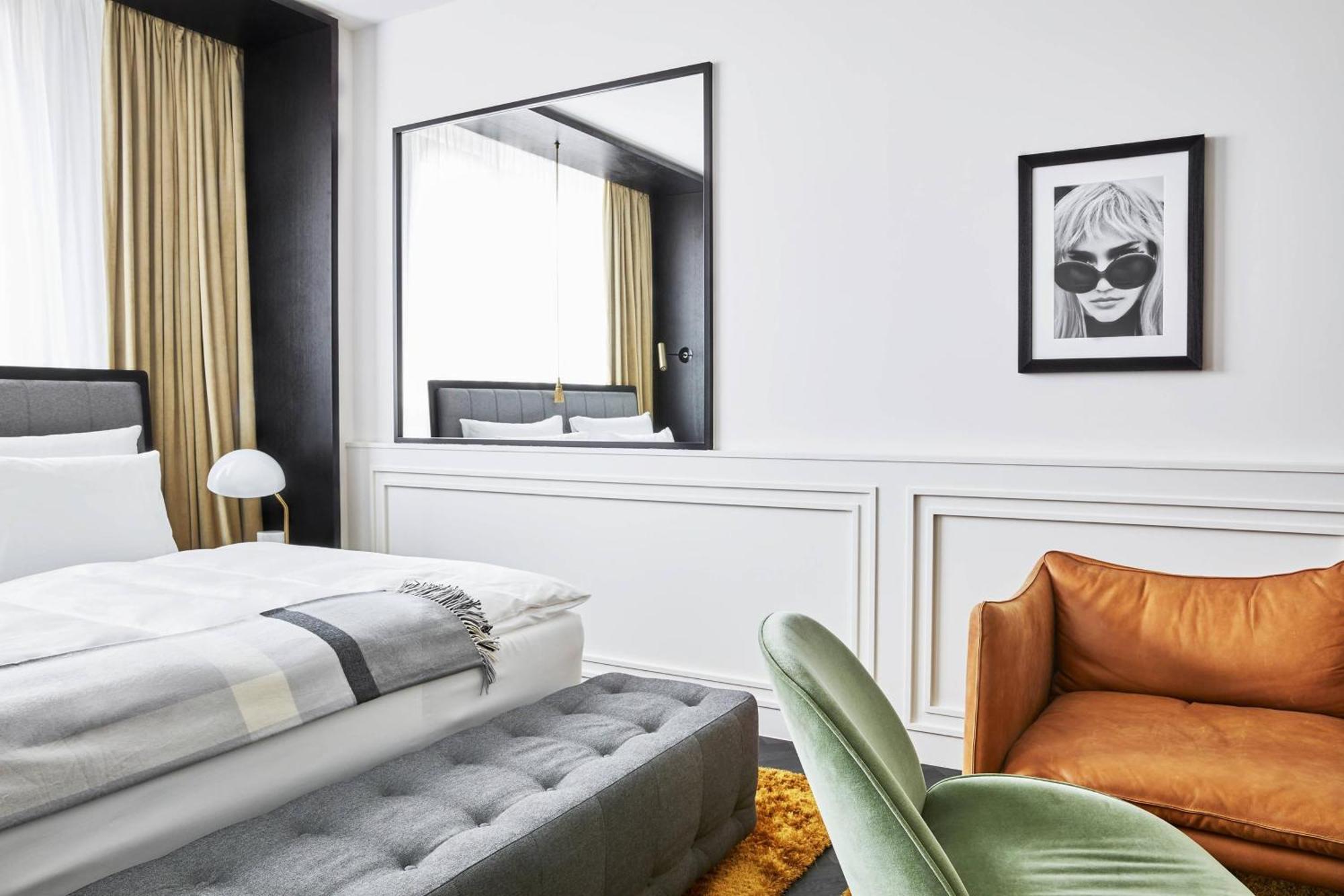 Roomers Munich, Autograph Collection Bagian luar foto A bedroom at the hotel