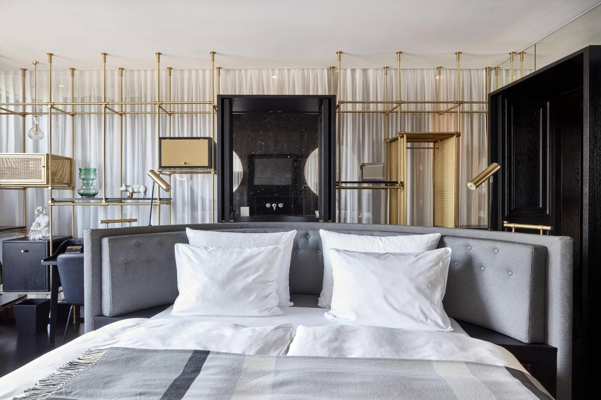 Roomers Munich, Autograph Collection Bagian luar foto A bedroom at the Mandarin Oriental