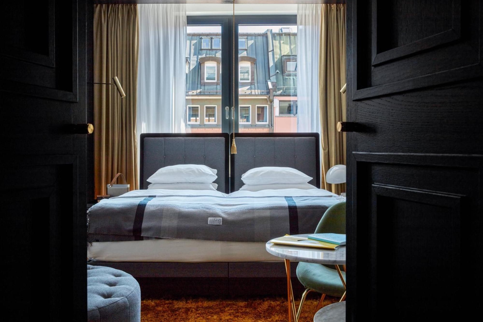 Roomers Munich, Autograph Collection Bagian luar foto A room at the hotel
