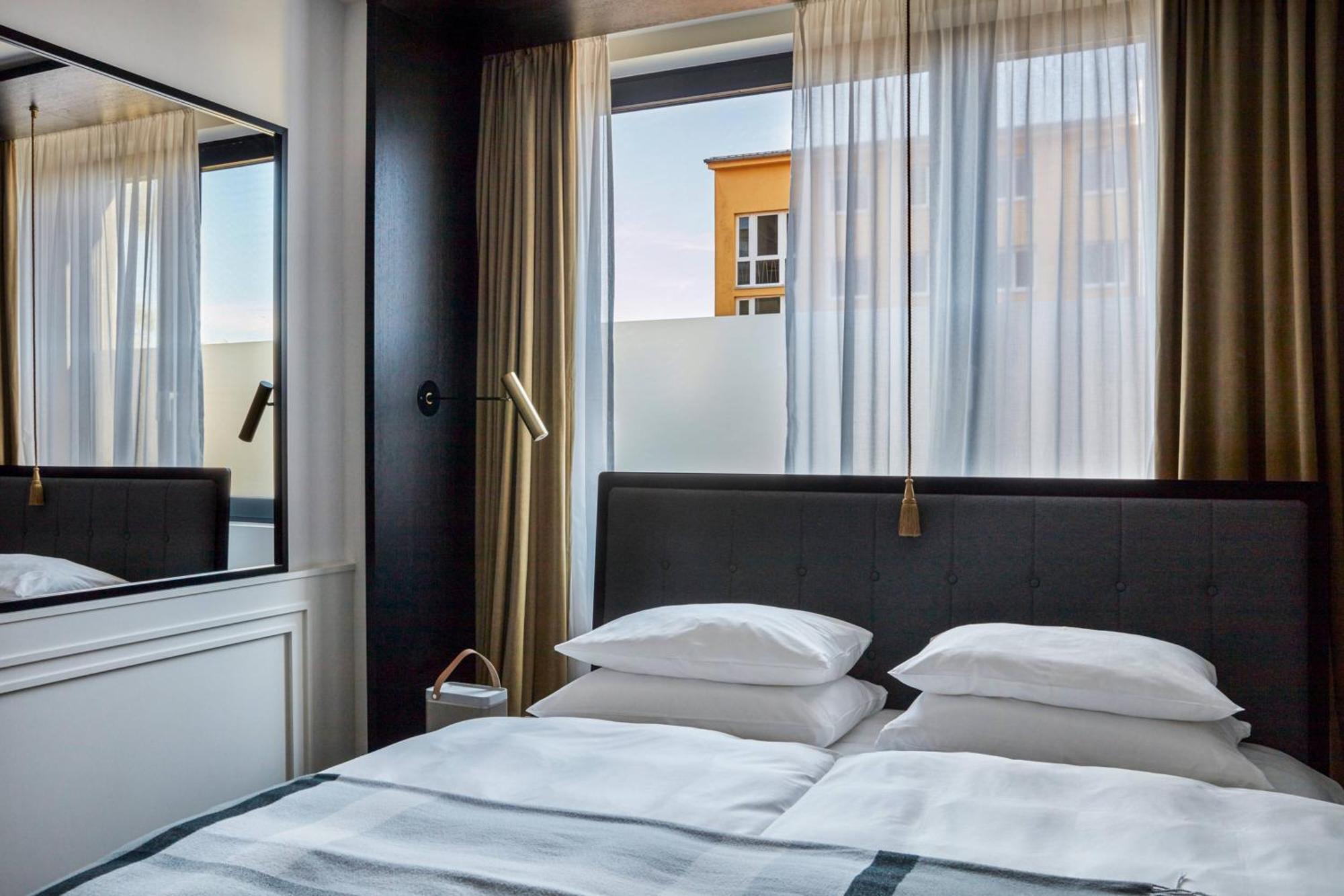 Roomers Munich, Autograph Collection Bagian luar foto A room at the hotel