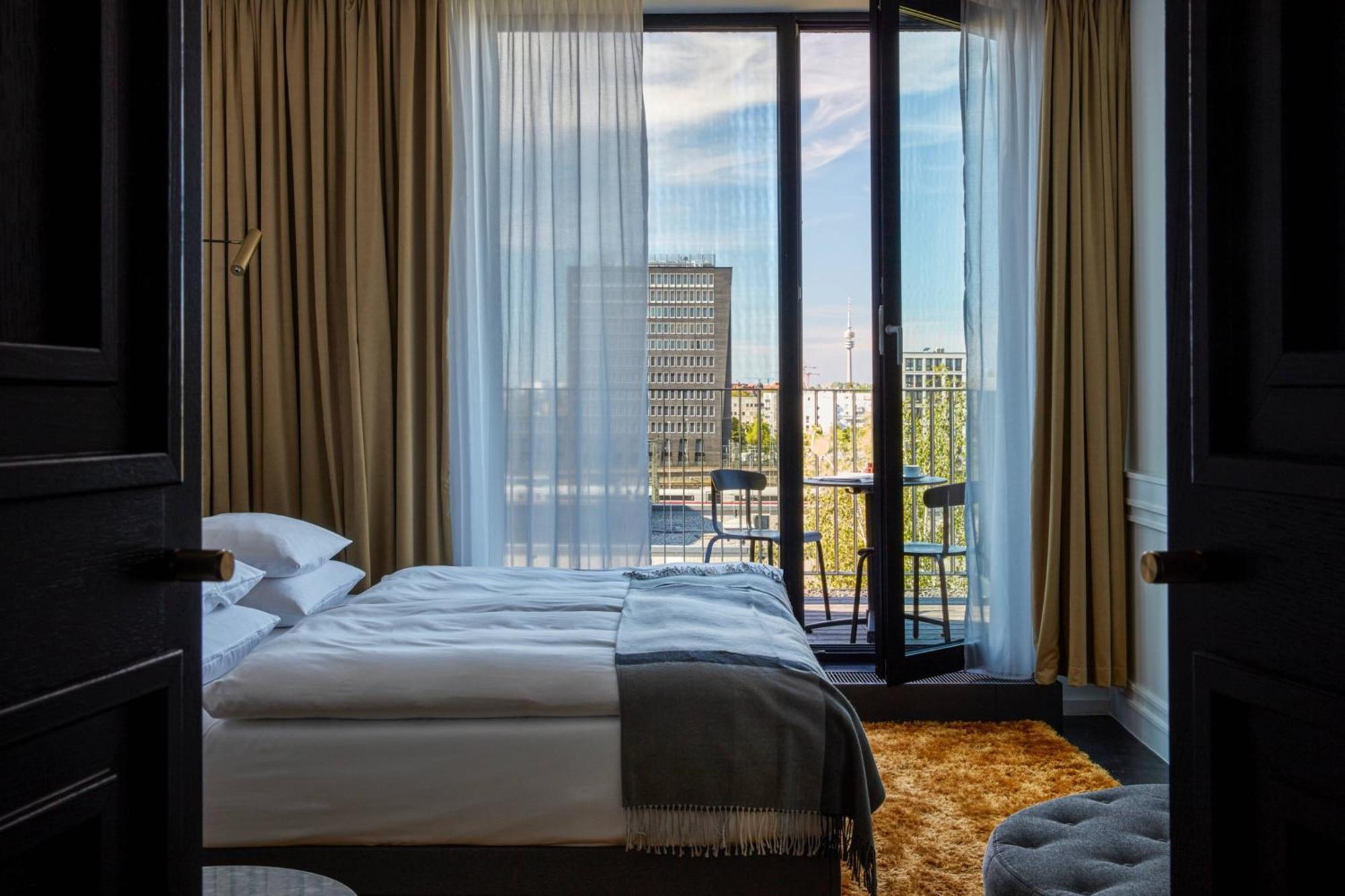 Roomers Munich, Autograph Collection Bagian luar foto A room at the hotel